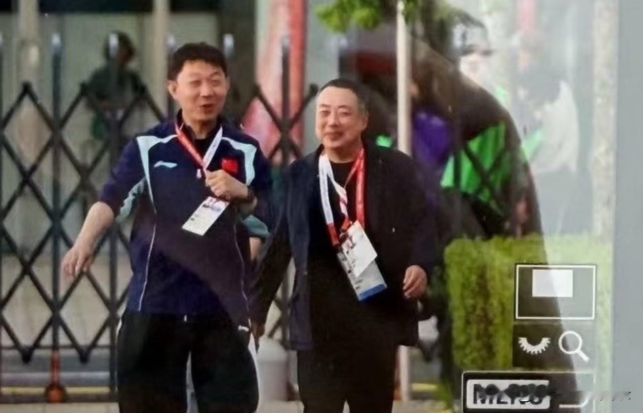 刘国梁和索林在名古屋又见面了，
这次他和王励勤坐在一边，
感觉像要帮国乒说话，