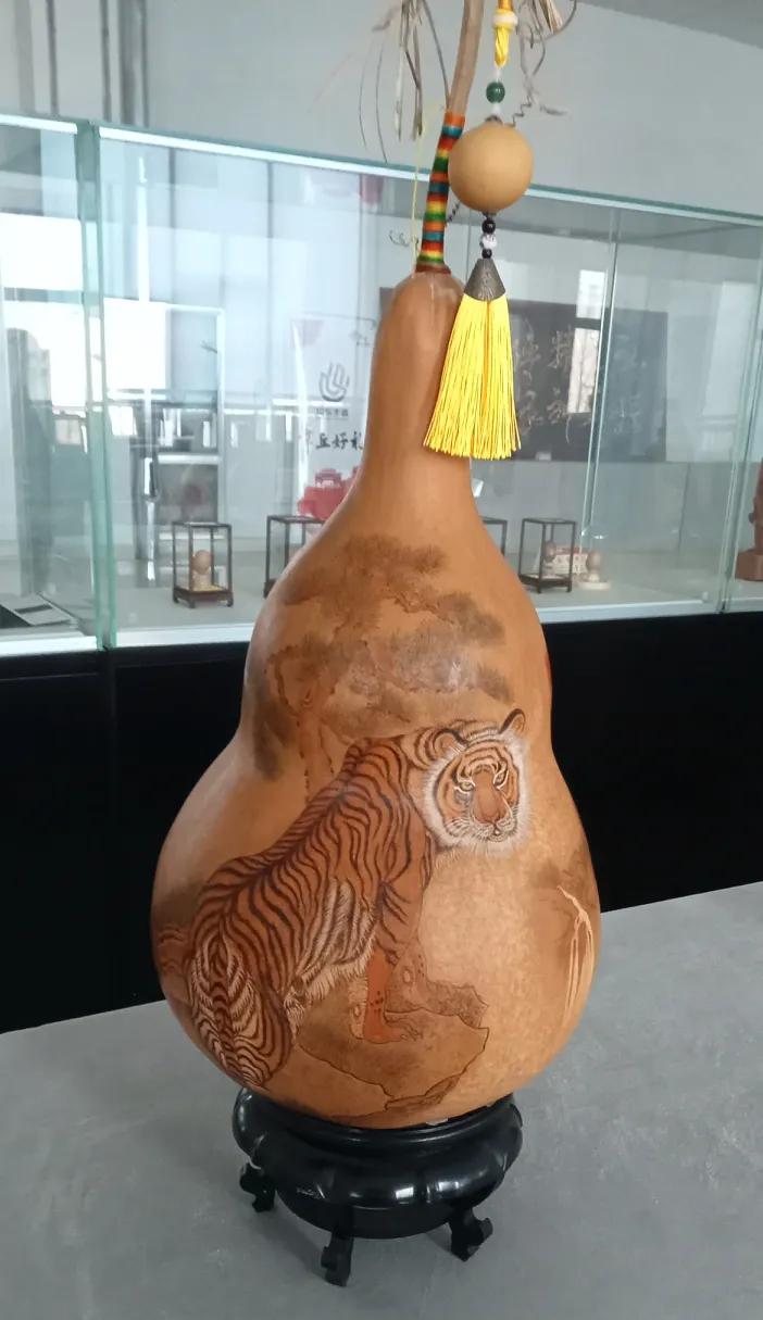 美国就是一个狂妄自傲、霸权霸道的国家。它把理想写在宪法里却利益至上，社会底层逻辑