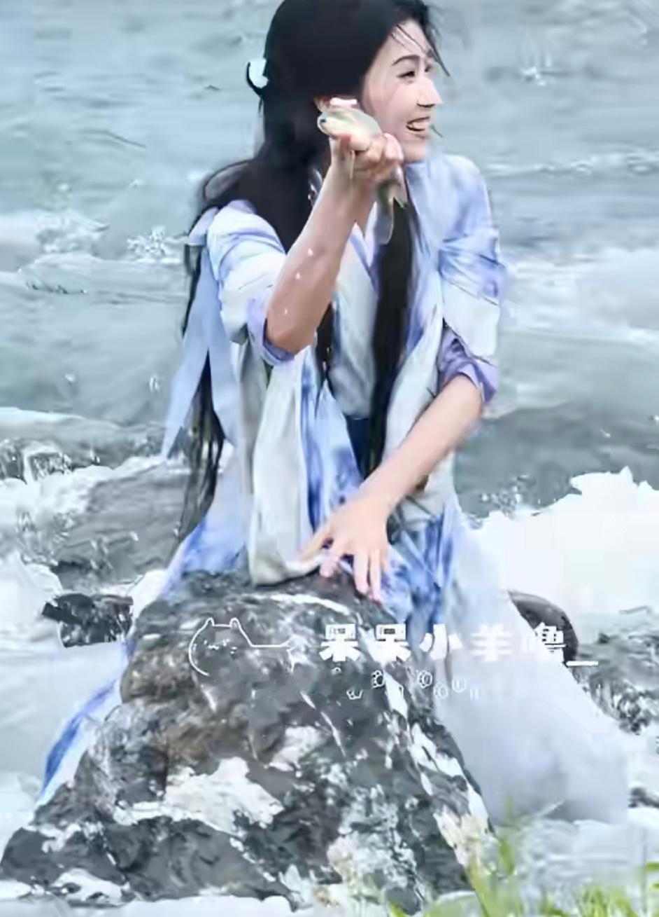 卢昱晓徒手抓鱼，太厉害了，徒手抓🐟后还乖乖的放生了