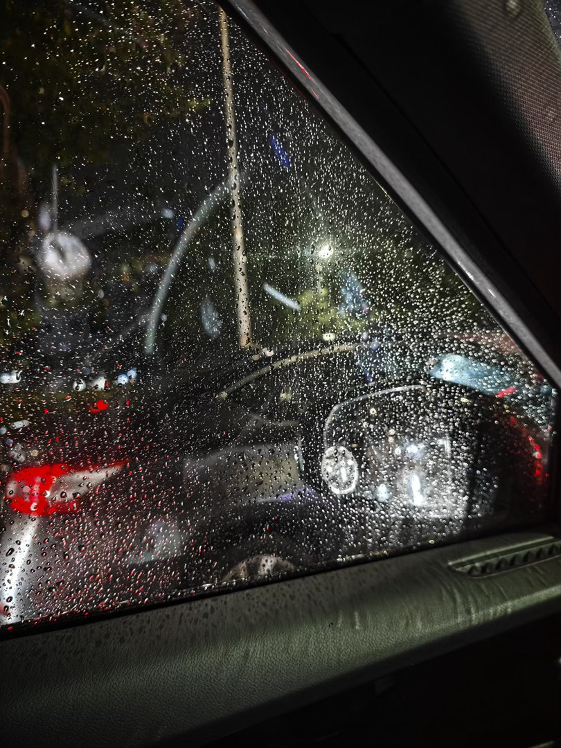 雨天车窗两边挂水珠是真的讨厌，车开快点有风就能看清后视镜，慢车或者塞车是真的一点