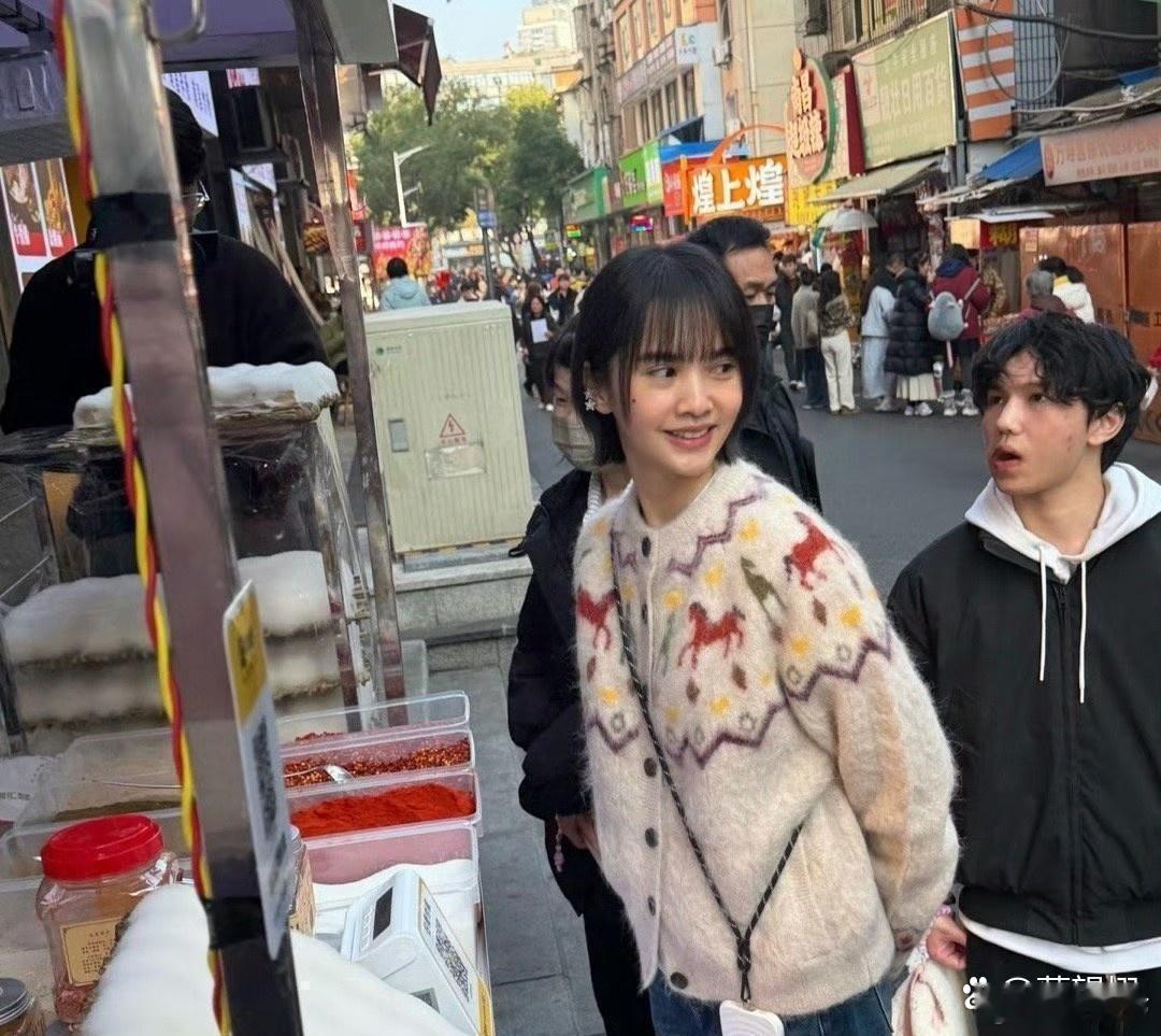 杨丞琳在南昌小吃街被路人‎‏‎撞见⁠﻿‏了！今年都41⁠了⁠‌，真‏人完全‎‏‌