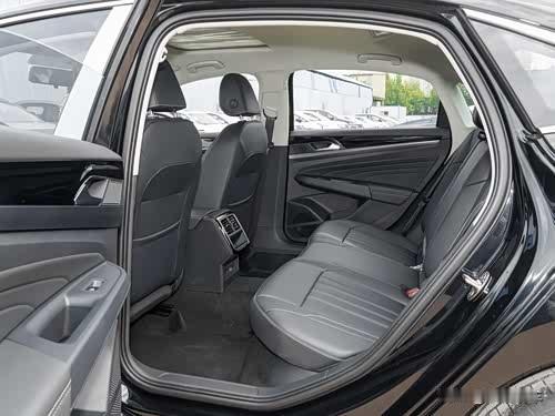 为什么帕萨特最近能连续半年销量碾压迈腾？
迈腾在网络上绝对是网红车，很多人把迈腾