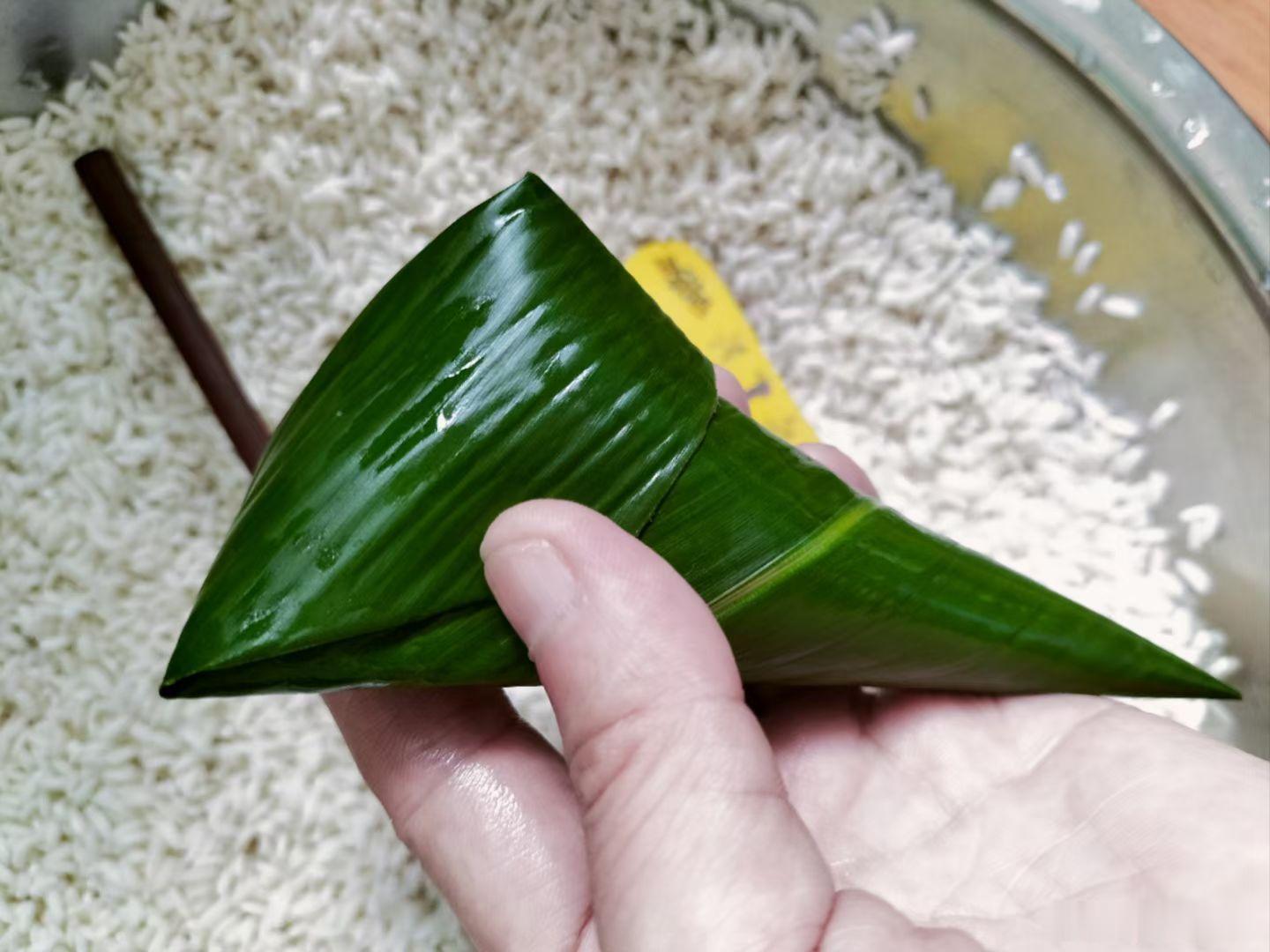 前天自己包的粽子已经炫完了，今天拆了老师给的粽子来吃，嗯……果然还是自己包的香?