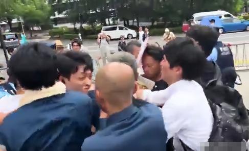 活该丢脸！一名旅日中国籍男子举着“我欢迎日本再次侵华”的牌子，头上还披着乌克兰国