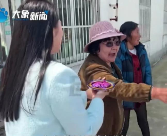 “建议严查！”

77岁的黄奶奶躺在病床上，脸上的淤青还没散去，右侧肋骨断了7根