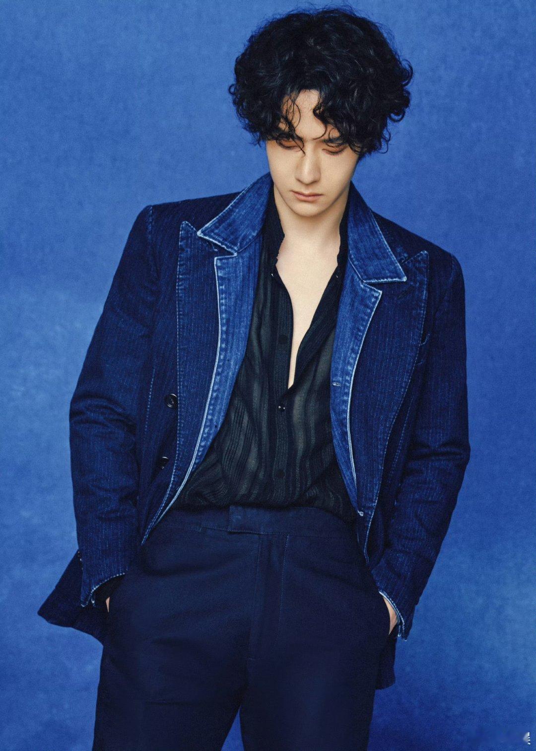 王一博靛蓝牛仔西装王一博微博之夜第二套Look直接上身TOM FORD 靛蓝牛仔