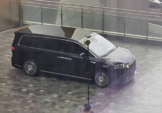 鸿蒙智行首款MPV智界V9就这么曝光了？
是不是说明离正式亮相不远了？
宽大的格