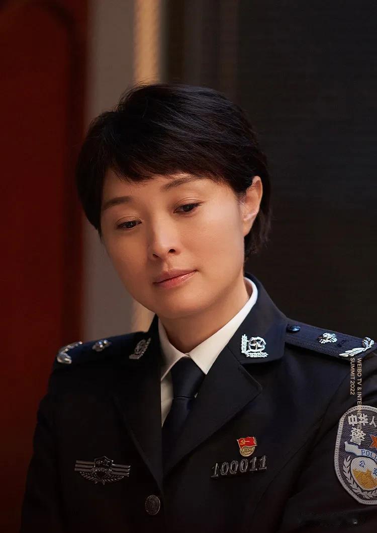 #妙笔生花创作挑战#
这个母亲太难了！
《扫黑风暴》中贺芸过生日，躲起来的儿子偷
