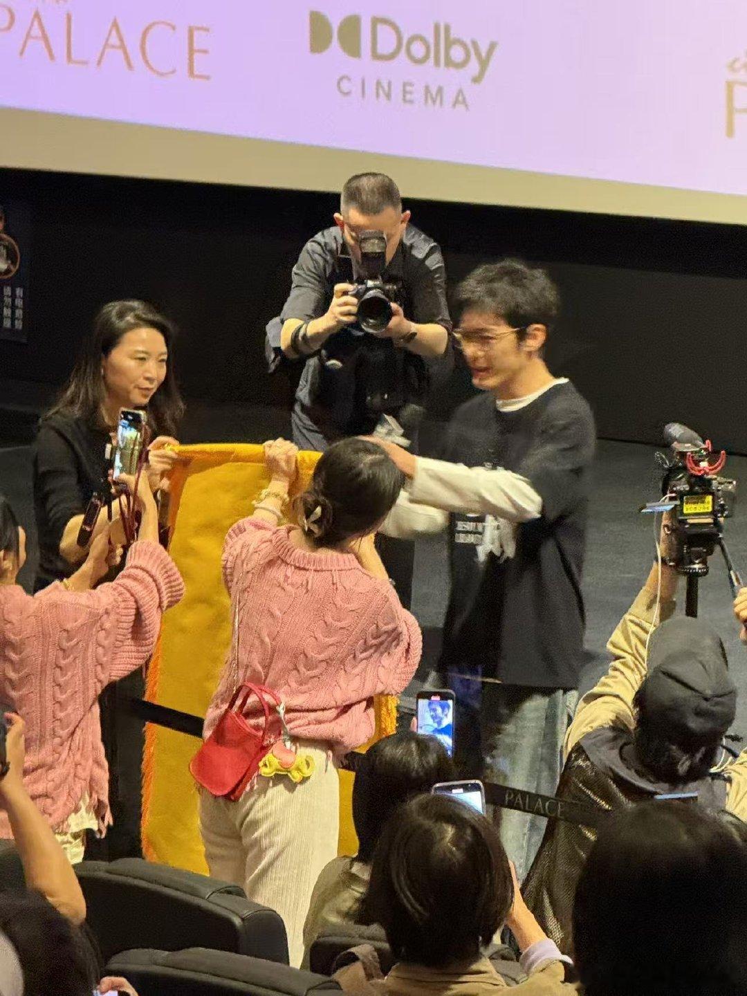 #白宇成都路演收到锦旗# 白宇在电影《焚城》成都站路演中，惊喜收到观众为黎杰峰送