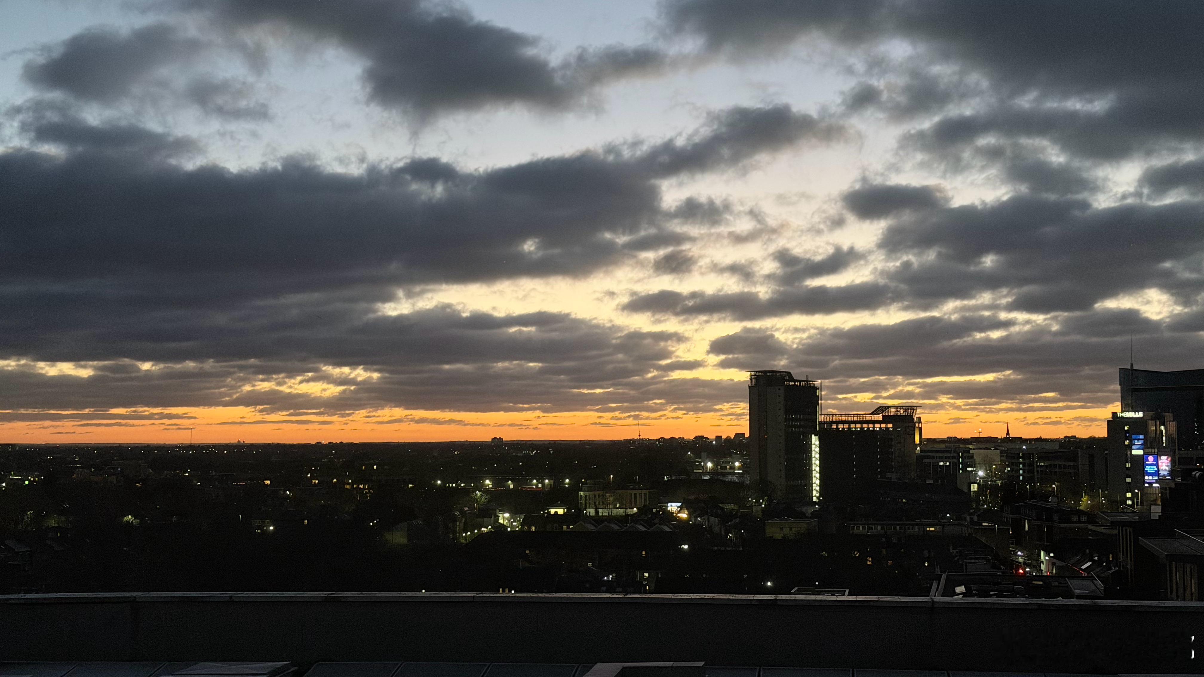 伦敦刮了一天风，终于停了黄昏真美，出去转转，吃个饭过个平安夜