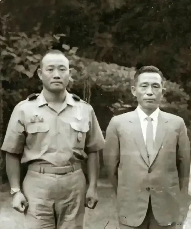 韩国的传奇：
面对朴卡卡强大的气场，全小将那小手真的是无处安放！