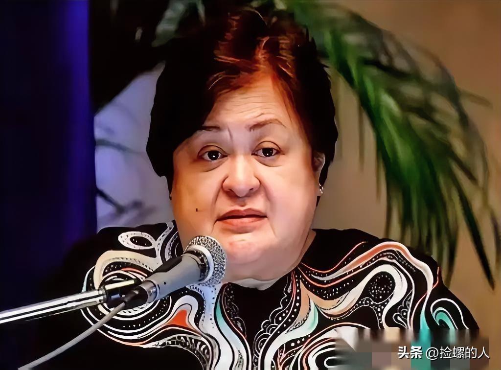 菲律宾干了件全世界没一个国家干过的事。他们直接宣布，国家进入紧急状态。不是因为战