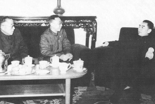 1960年1月，周恩来接见被特赦的伪满洲国皇帝爱新觉罗·溥仪(中)等