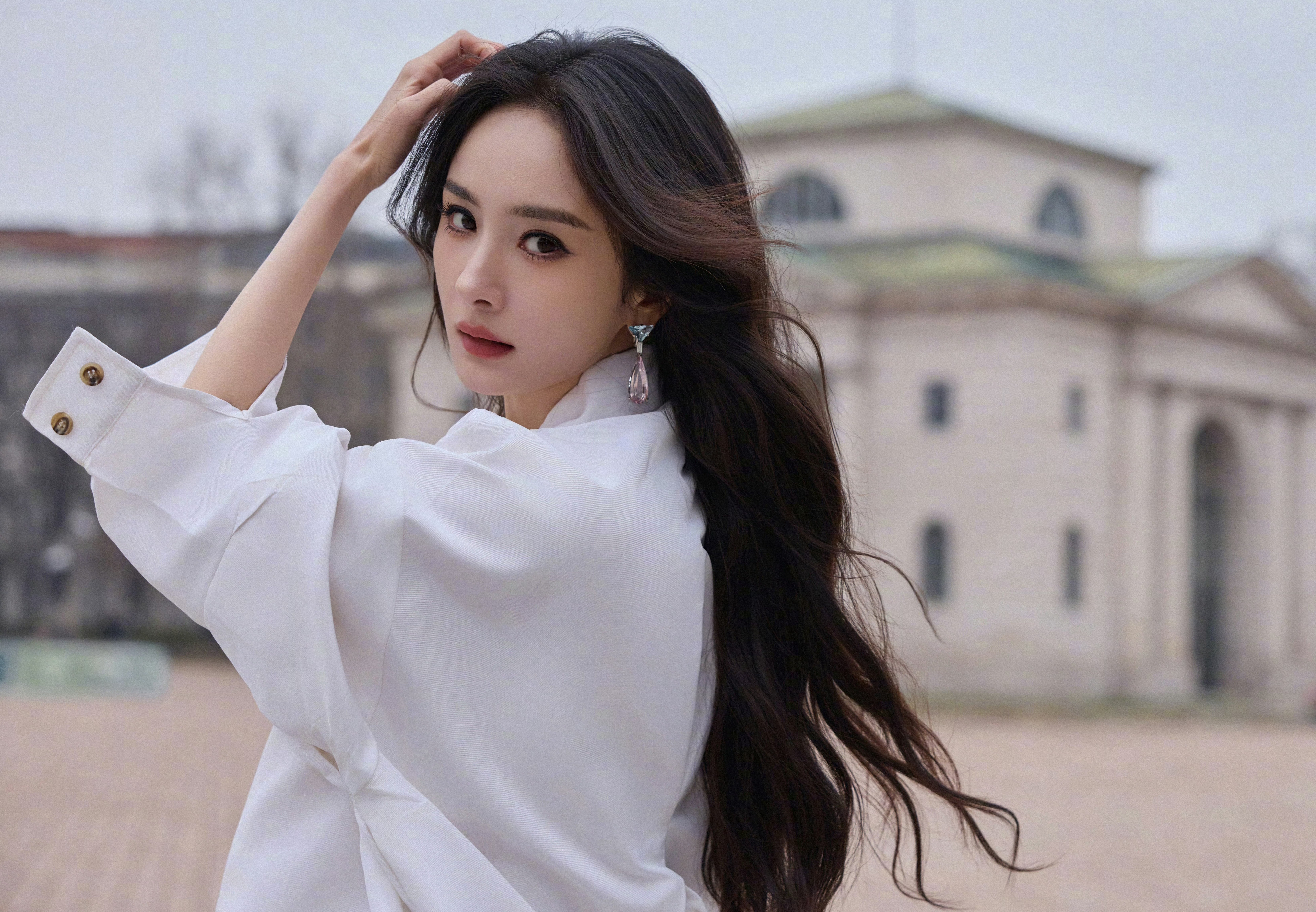 杨幂怼脸镜头好美 这气质，这脸蛋，这大长腿，这身段，确实美呆了，又端庄又典雅又不