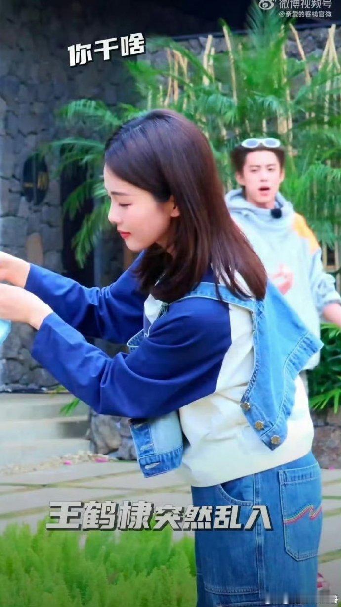 王鹤棣白鹿好权威的两张脸自然互动最动人！吃早饭的王鹤棣乱入镜头，和白鹿并肩同框，