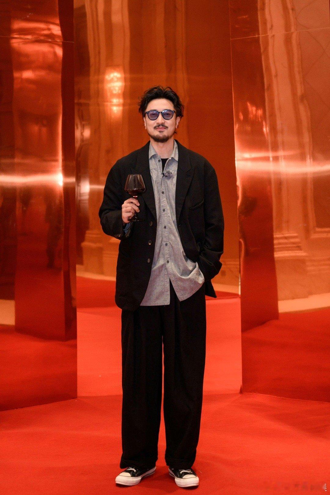 王传君是六边形战士来的 王传君真的每一面都在惊艳！有演技有作品有审美，还悄悄点亮