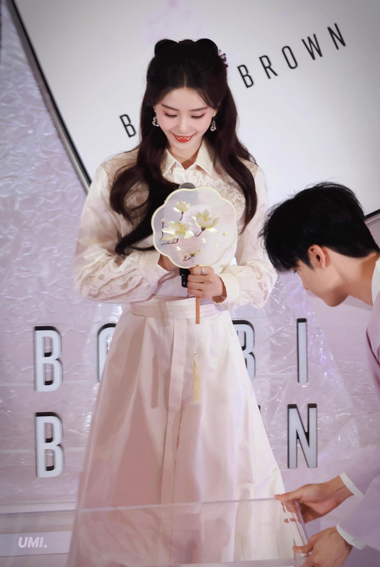 美丽又温柔的刘诗诗 ，姐姐气质是真的好好啊😍