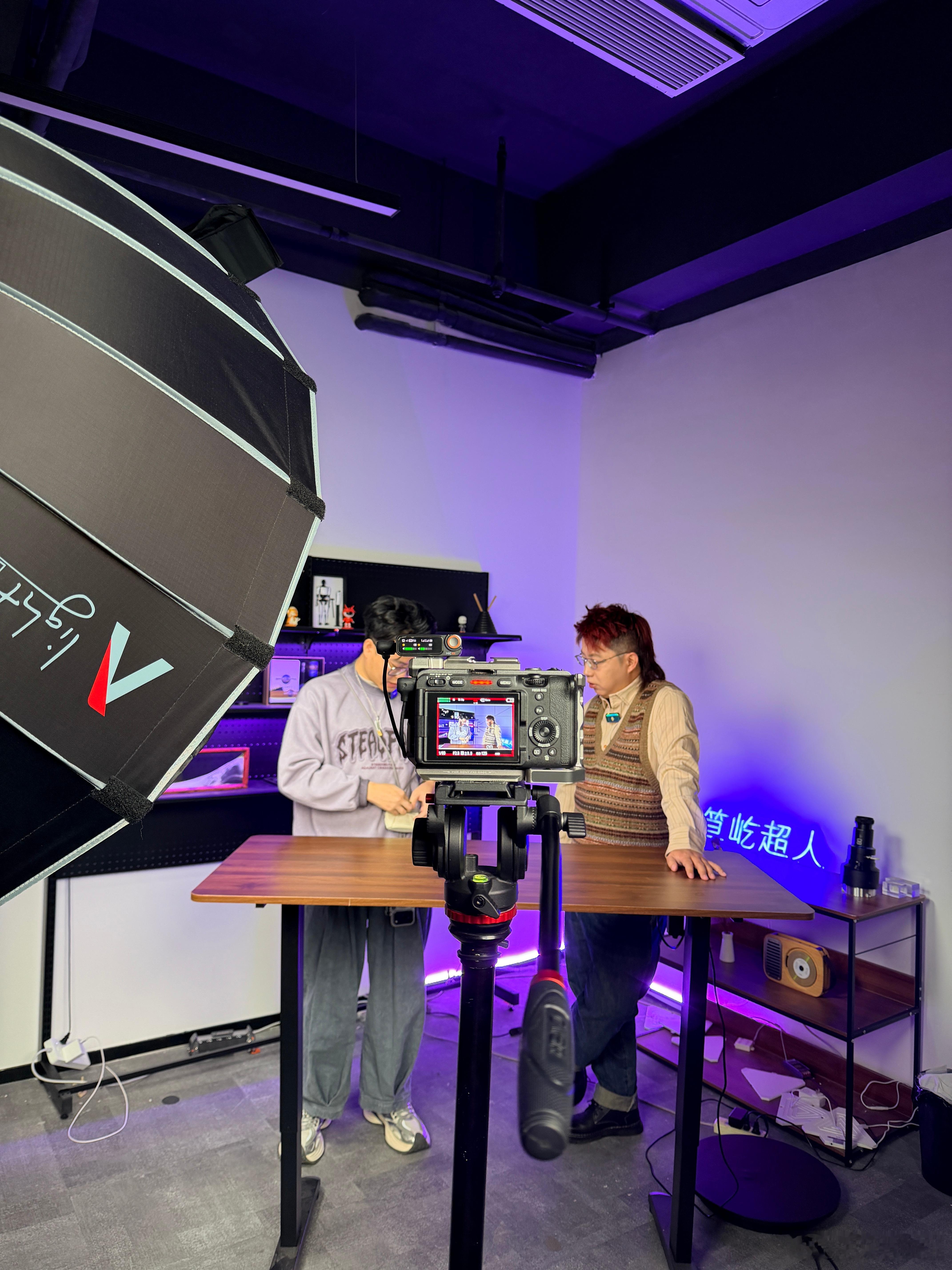 哟，导演今天貌似精心打扮了一番你们猜他俩在嘀咕啥呢？ 