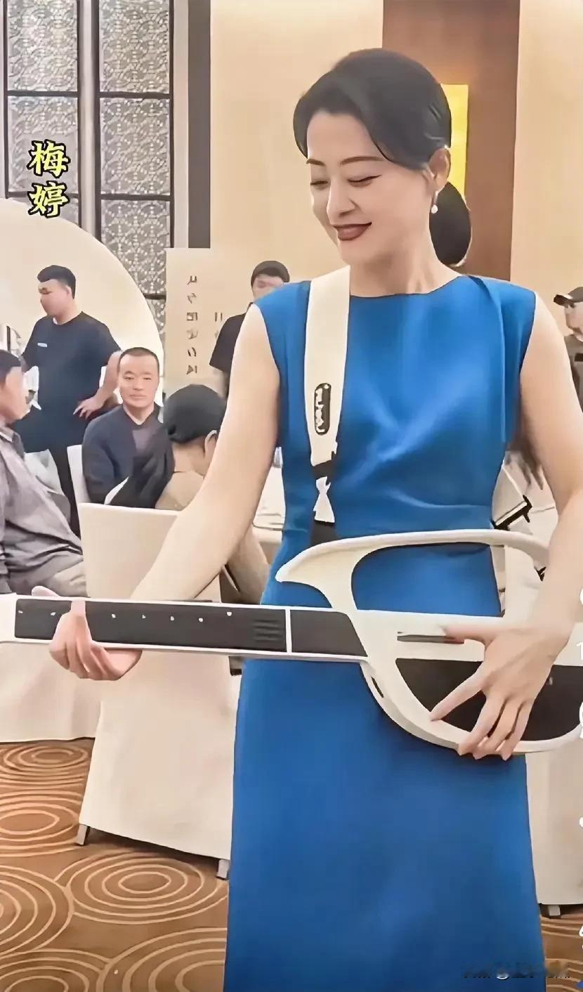 梅婷真的是既漂亮又有气质！快 50 岁的她，身材管理超棒，穿上浅蓝色的连衣裙高挑
