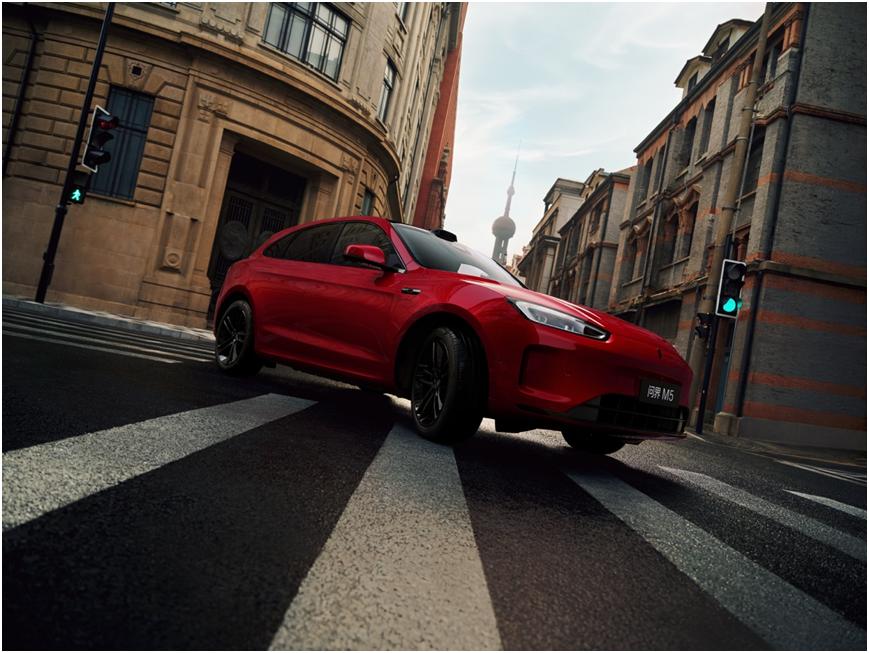 销量稳步攀升，问界新M5 Ultra用实力赢得市场
问界新M5 Ultra凭借其