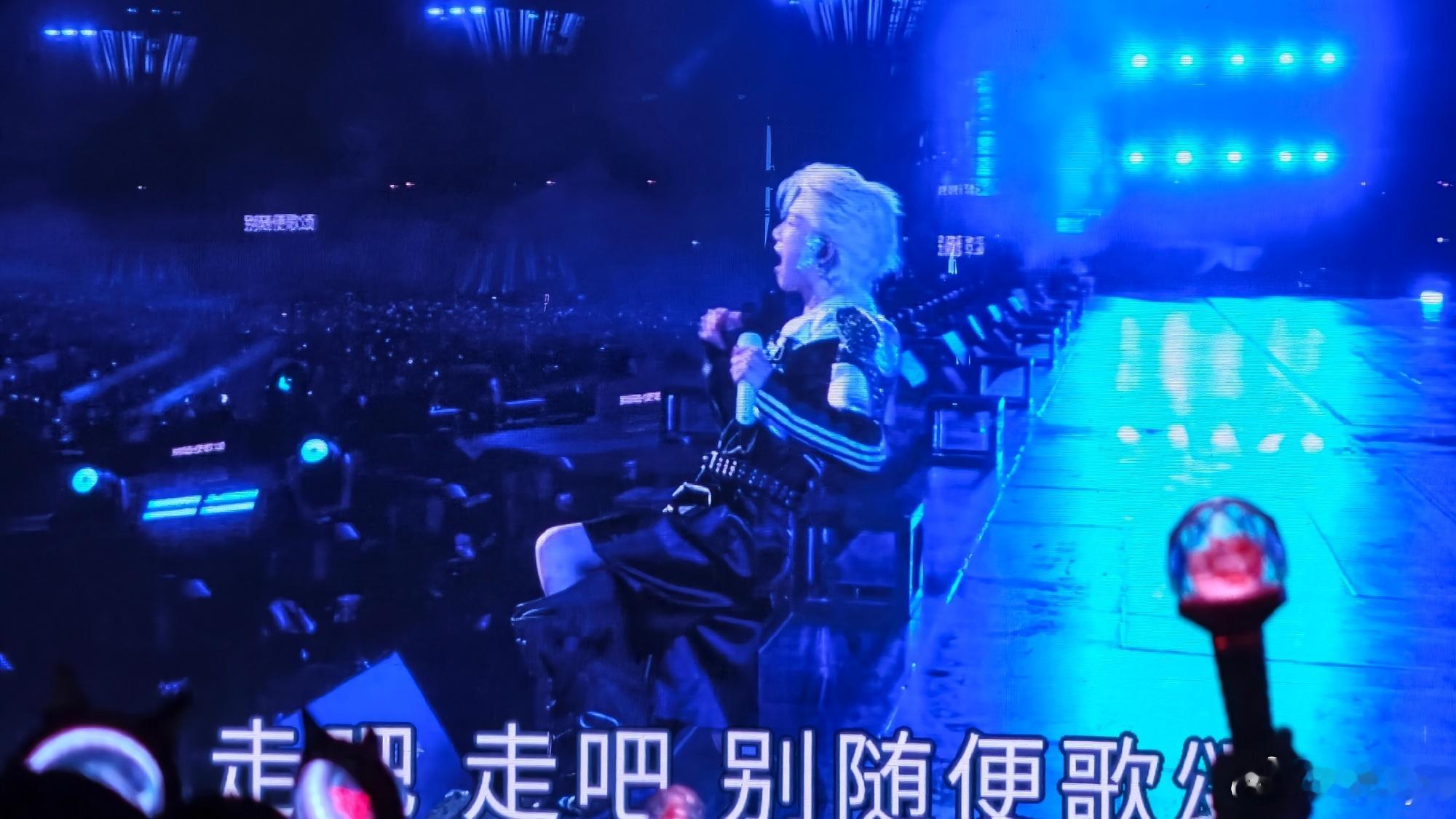 -虽然我想说短裤配长靴非常火辣，但这个温度真要999感冒灵了（大小头互殴中 ​​