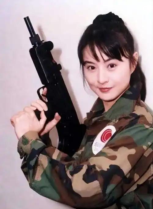 香港八九十年代动作女星璀璨，李赛凤绝对是其中不可忽视的存在。她长着清甜娃娃脸，武