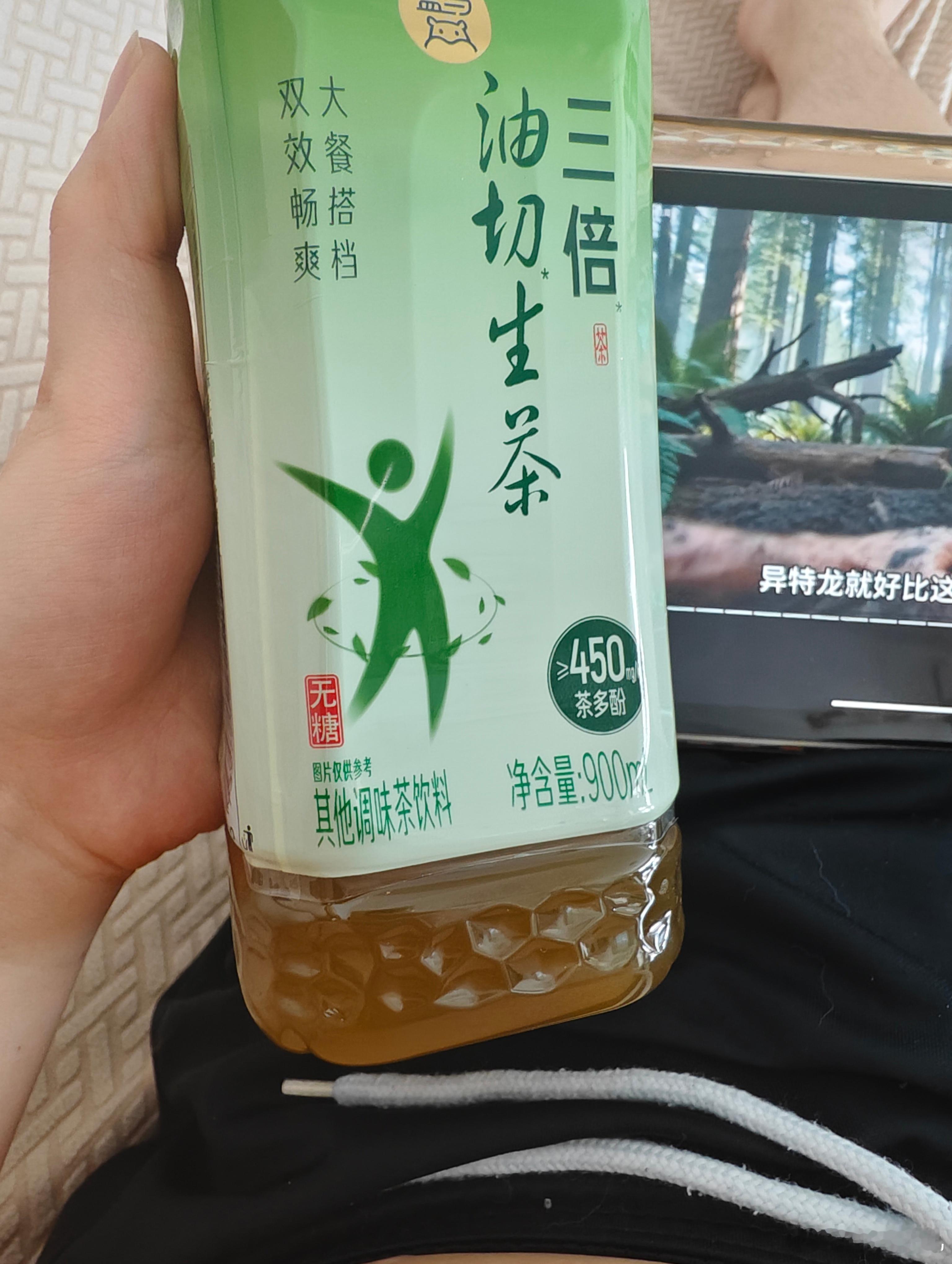 今天a股绿很多，但手上持仓基金反而很红蛮好的说个题外话吧 当一个品种因为小作文 