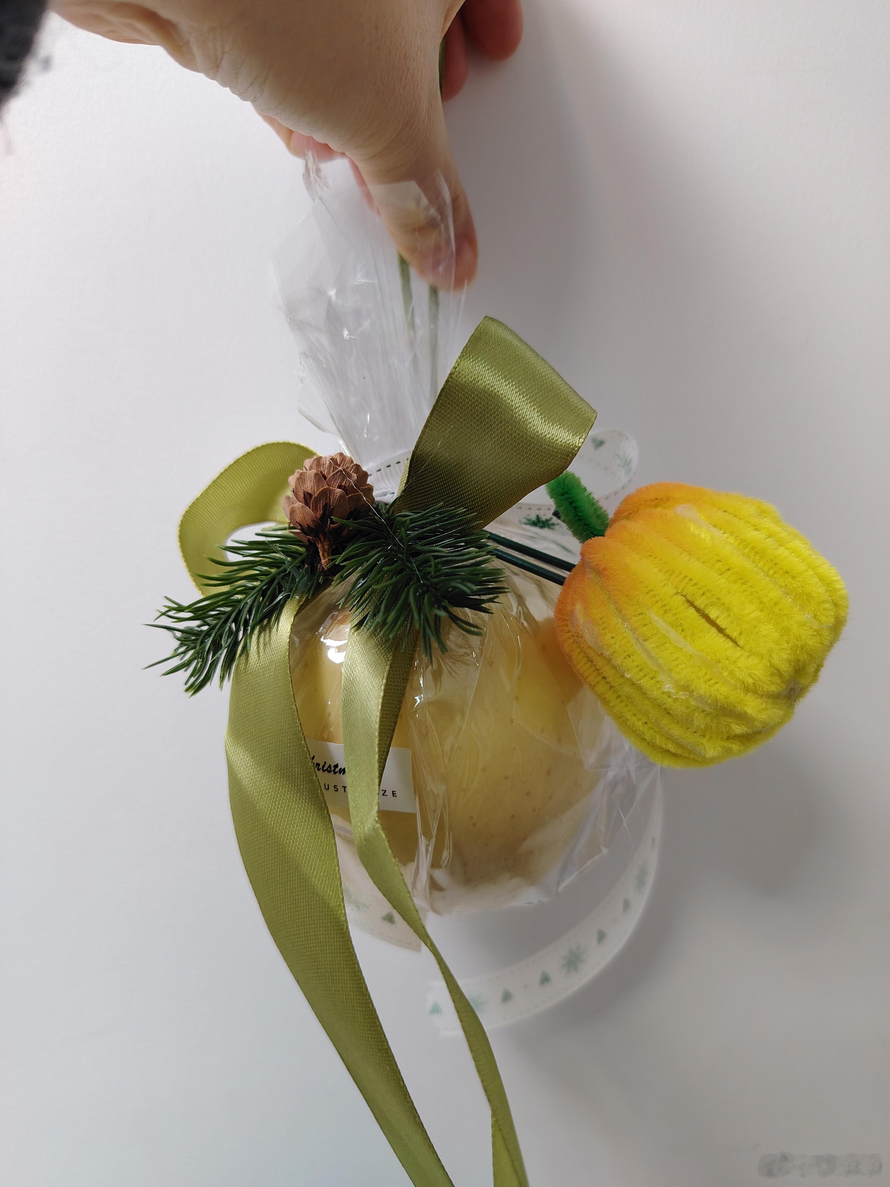 明天平安夜，女儿早早买好了包装袋，我给她买了几个苹果。晚上她在那用胶枪把包装给收