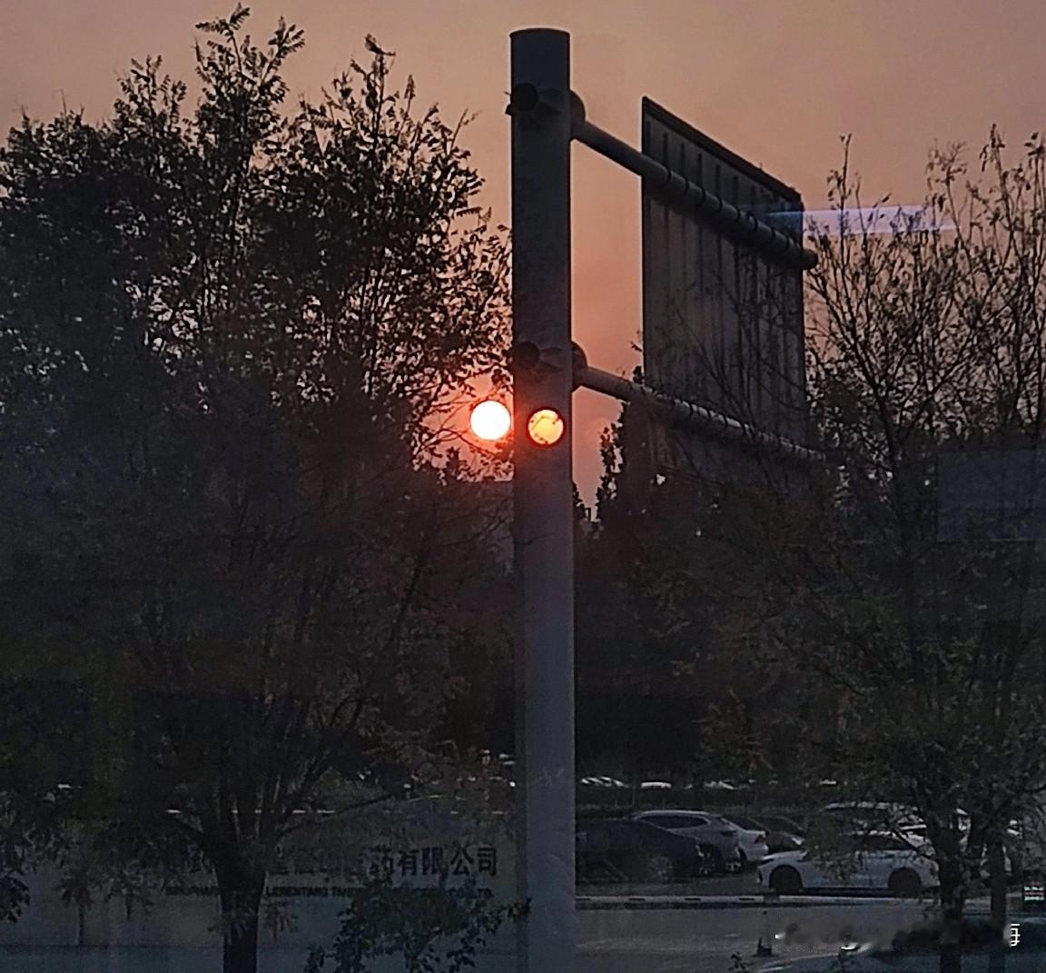 看到博主发文，据他开公司十年的经验，公司内部管理并不复杂。公司努力盈利，将员工薪