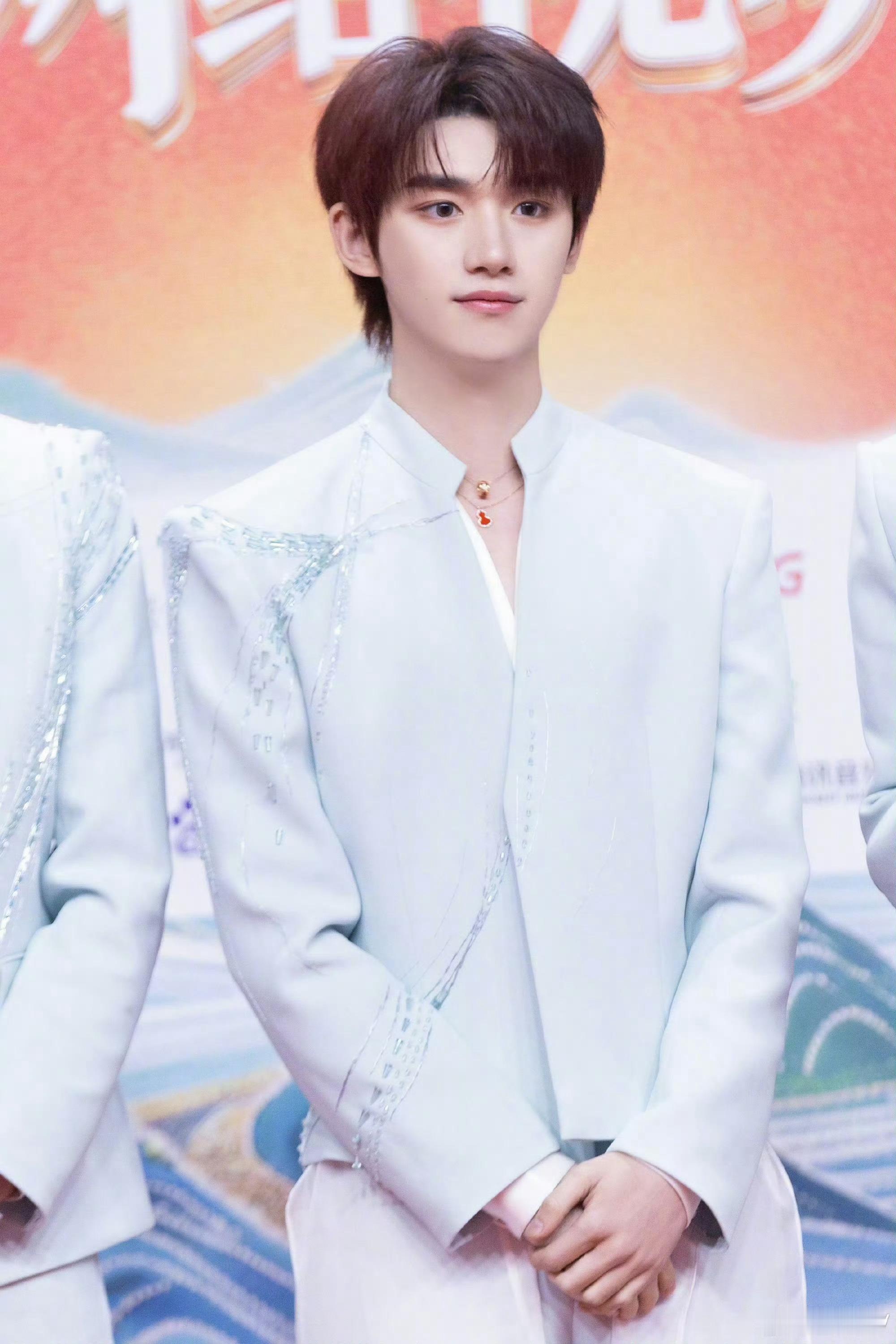 时代少年团芒果TV选送时代少年团全员蓝白look中国网络视听盛典水墨新中式×清爽