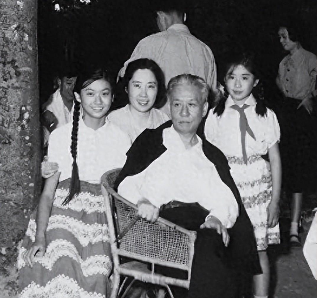 刘少奇前妻之女对王光美女儿讲：你不是我亲妹妹，王光美一句话化解显胸襟
 
很多人