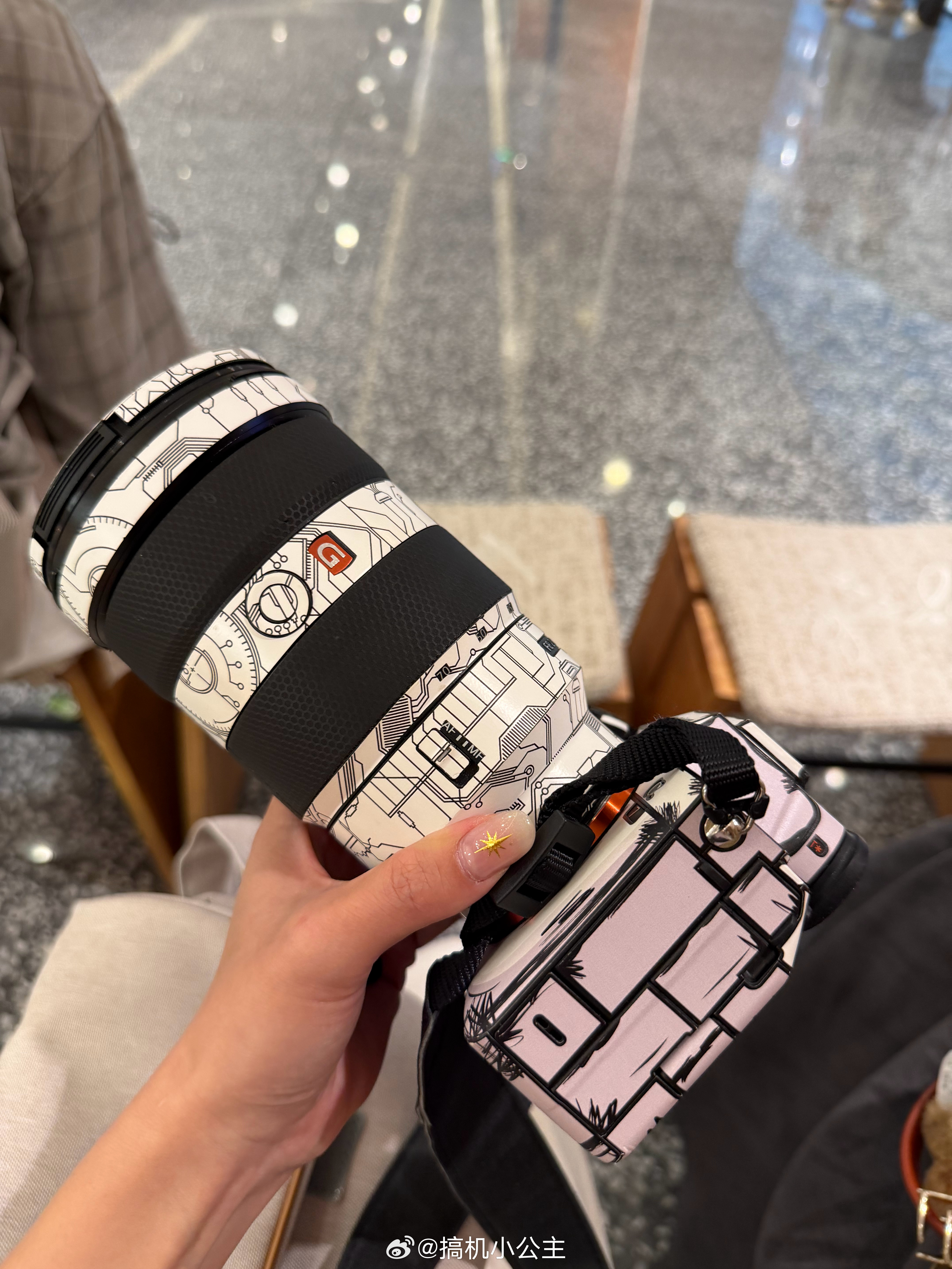 在教姐妹用相机 第一课：你知道怎么看这个镜头贵不贵吗 就是看镜头上有没有红色的这