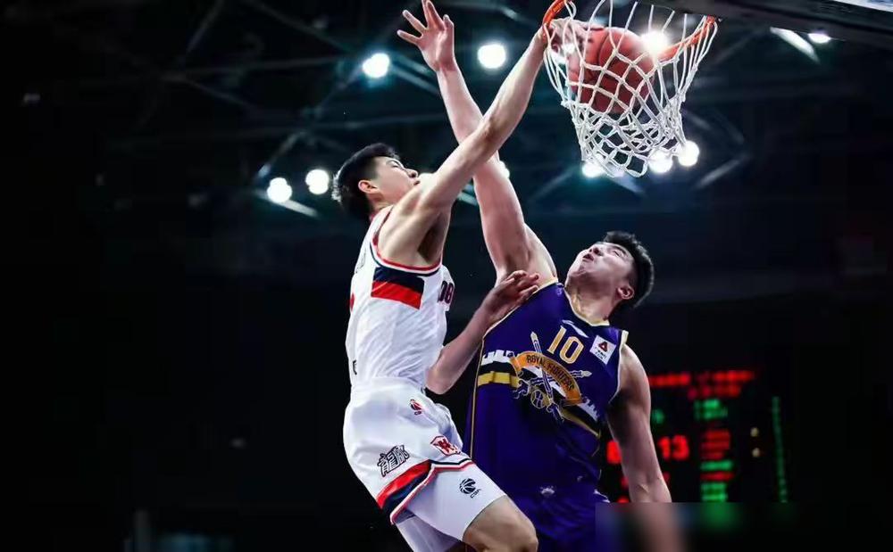 那个在NBA篮板下折断膝盖、整整消失了一年的天才，今天终于杀回来了。
 
崔永熙