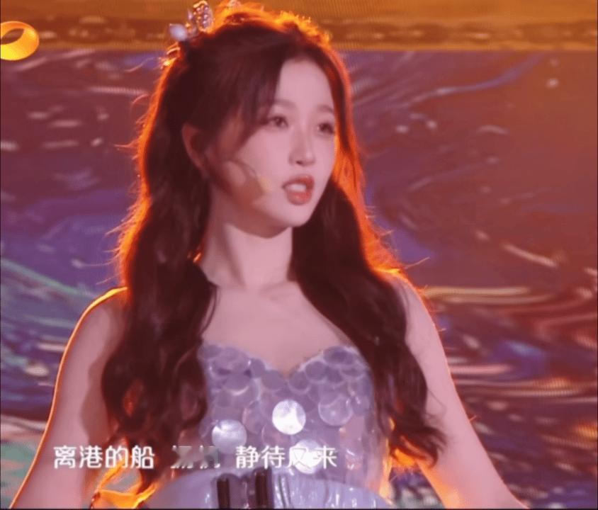 虞书欣开场这个镜头完全就是公主降临啊啊啊配上隐隐约约的光简直美晕了  虞书欣 甜