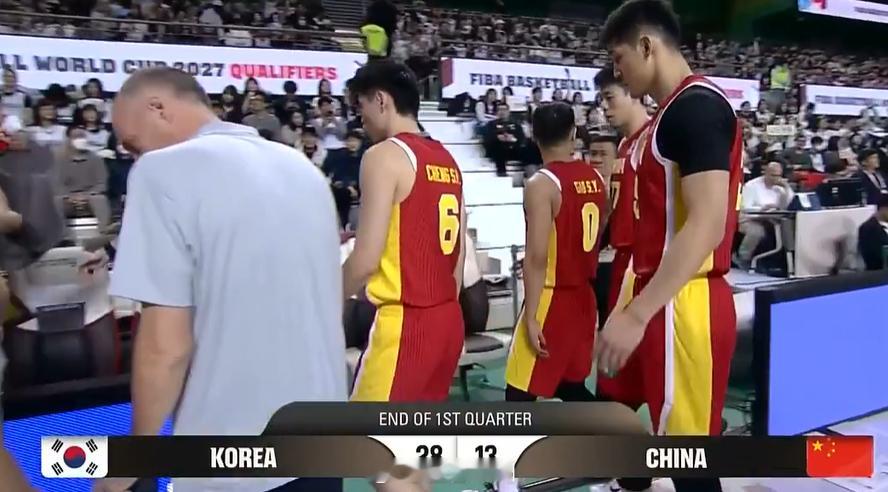 第一节打完，中国男篮的进攻几乎跌至冰点。除了廖三宁能够零打碎敲地杀到内线拿到一些