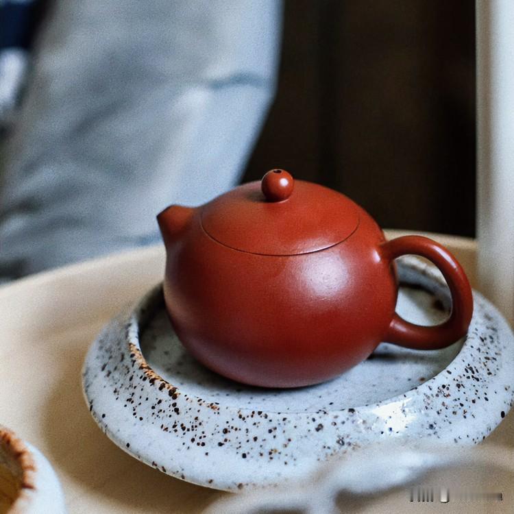 《静观绝句》
沸水倾杯叶自旋，茶烟袅处味方绵。
人生何必避悲喜，百味尝方即洞天。