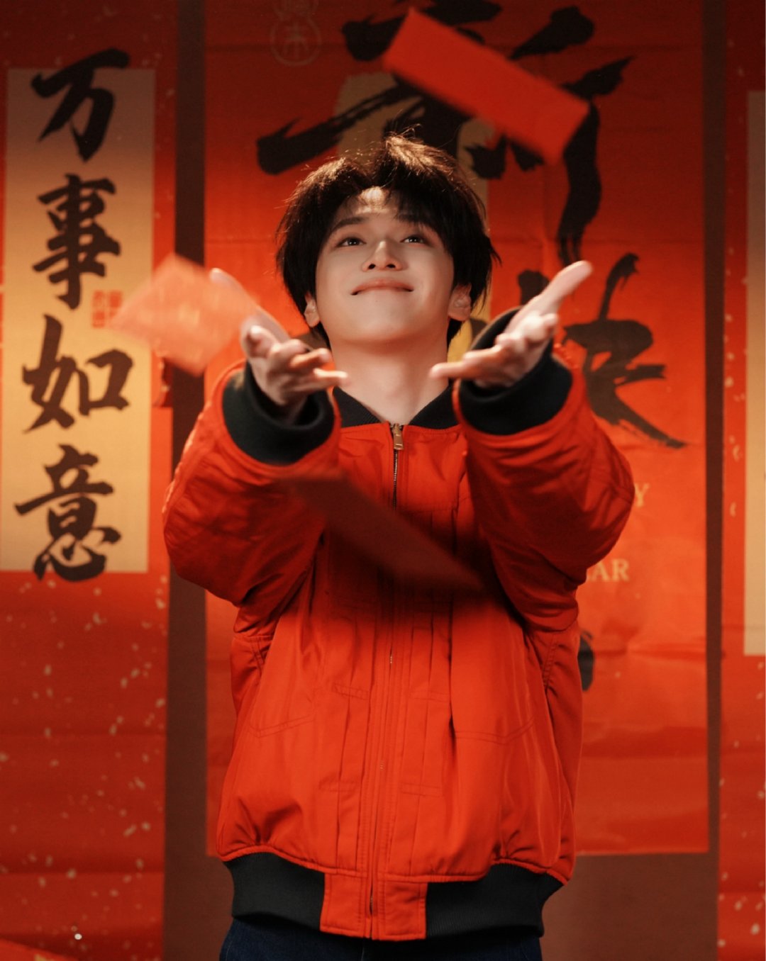 严浩翔一秒变弹簧软萌小弹簧上线啦，蹦跳躲闪一气呵成，动作轻盈又优美。自带独特节奏