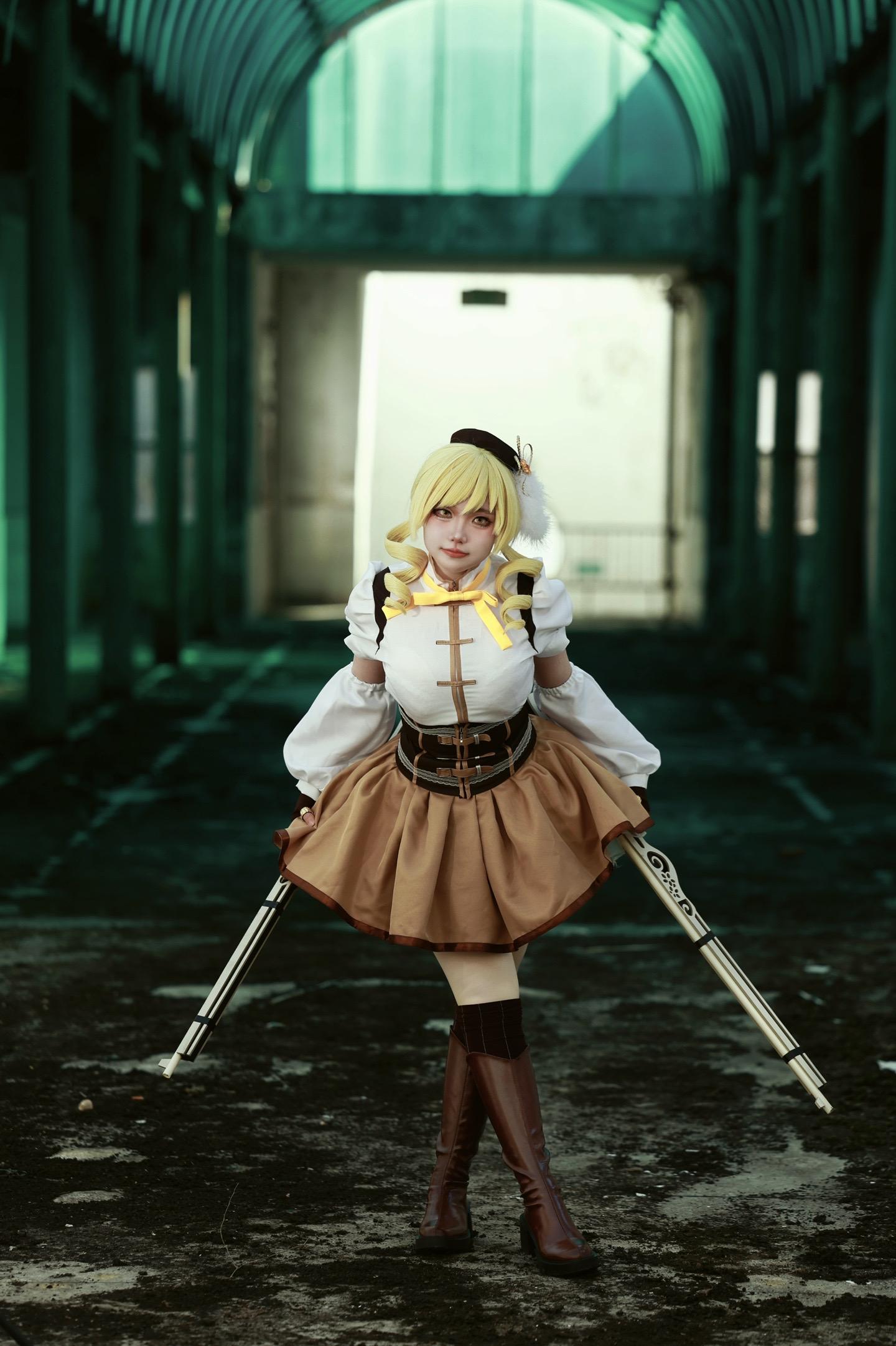 魔法少女小圆～麻美学姐。📍：丹徒废弃学校
📷：佳能R6 Mark2～RF70-200 f2.8
💄：巴麻美cos
🧚🏻： 
🔖：“已经没什么好害怕的了，我已经不是孤零零的一个人了。”