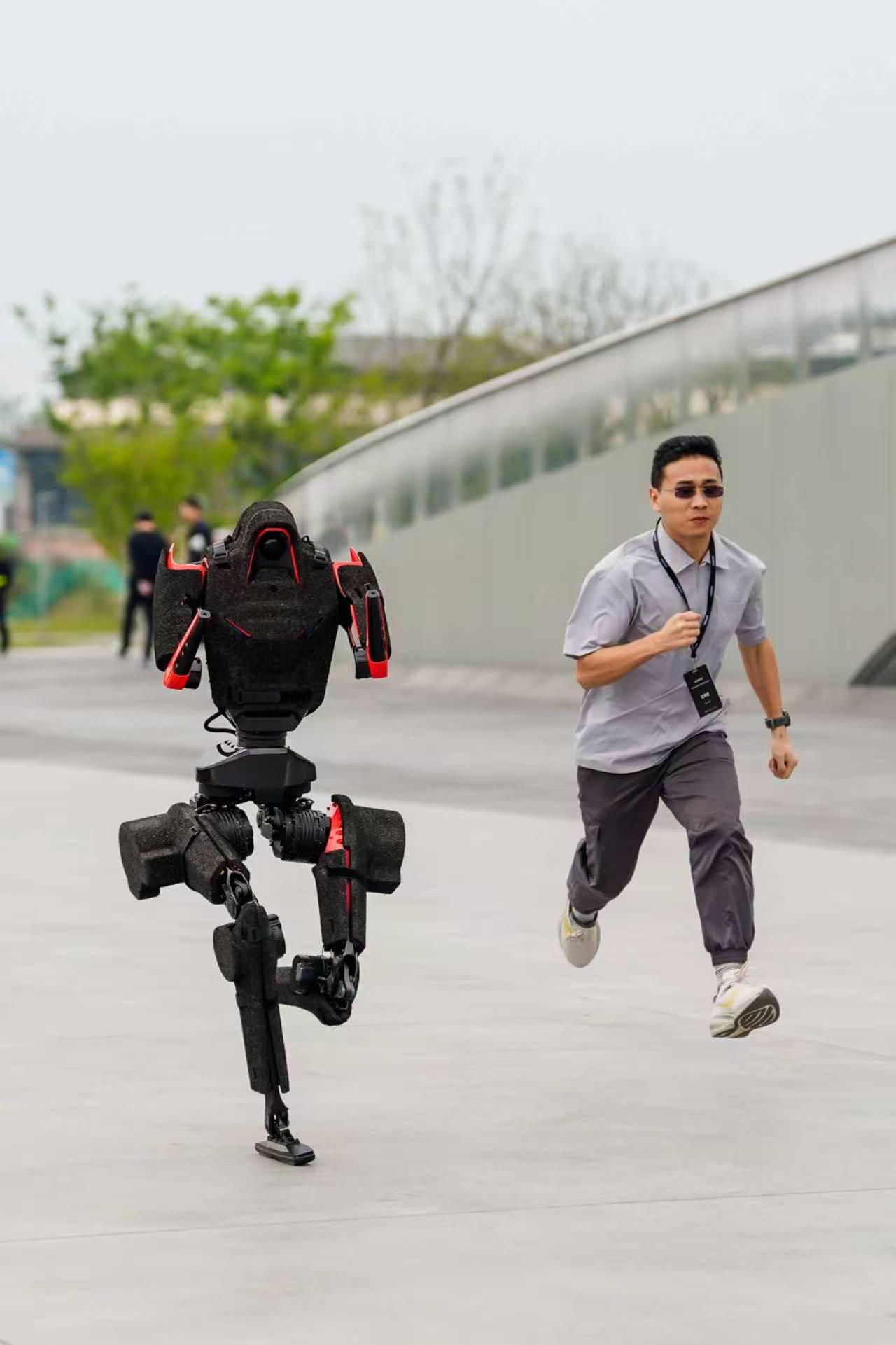 荣耀“闪电”机器人确认出席成都发布会。
作为半马冠军，它代表了荣耀在具身智能领域