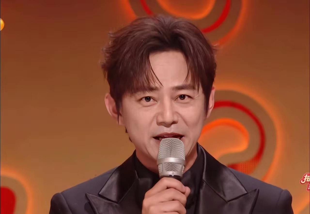 51岁何炅，突然冲上热搜！2月11日晚，何炅嗓子哑了 词条火速刷屏，这一次没有花