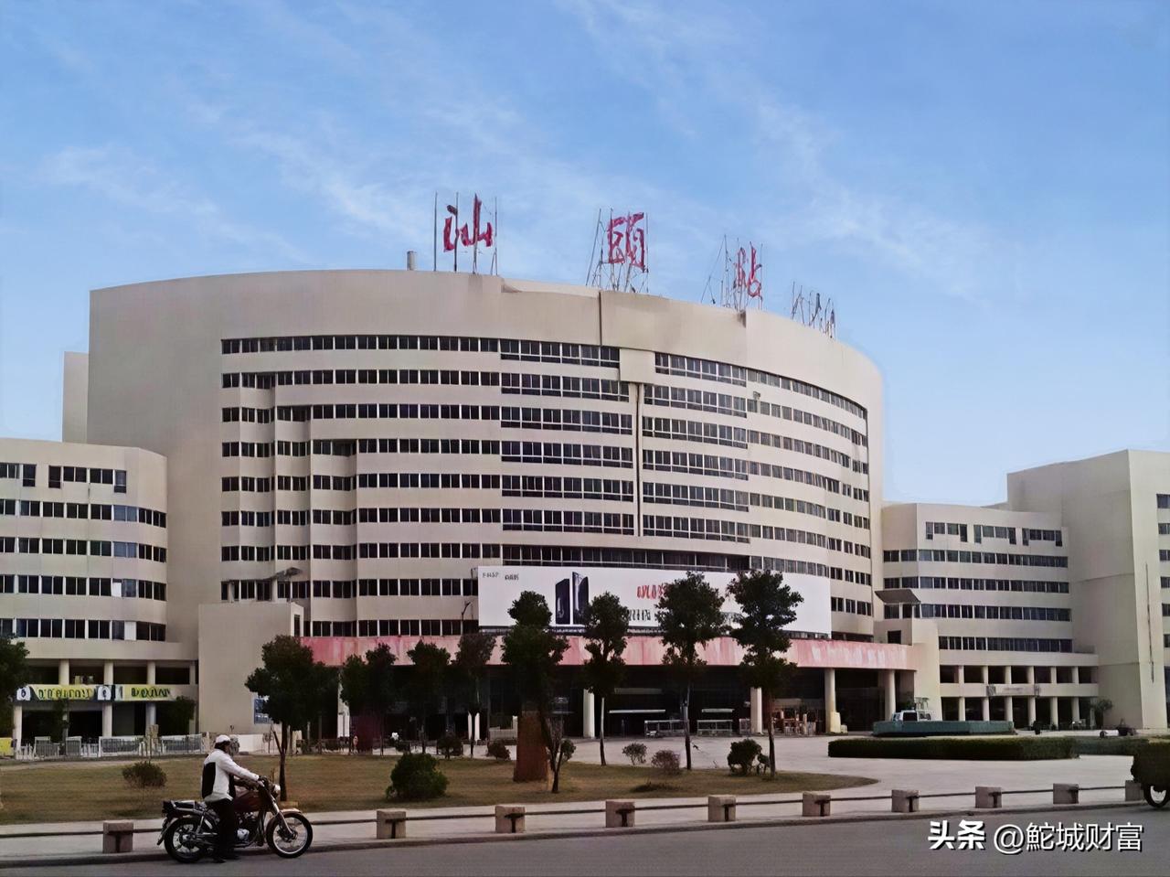 初识汕头站，只有一条广梅汕铁路（见下图）。如今的汕头站，已经成为全国地级市规模最