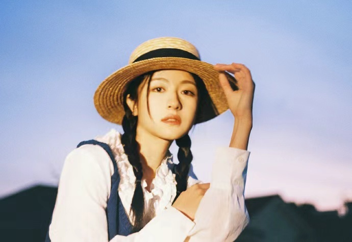 李兰迪草帽麻花辫 李兰迪草帽麻花辫造型，四月行程提前送达啦~清纯美一级的兰迪宝宝