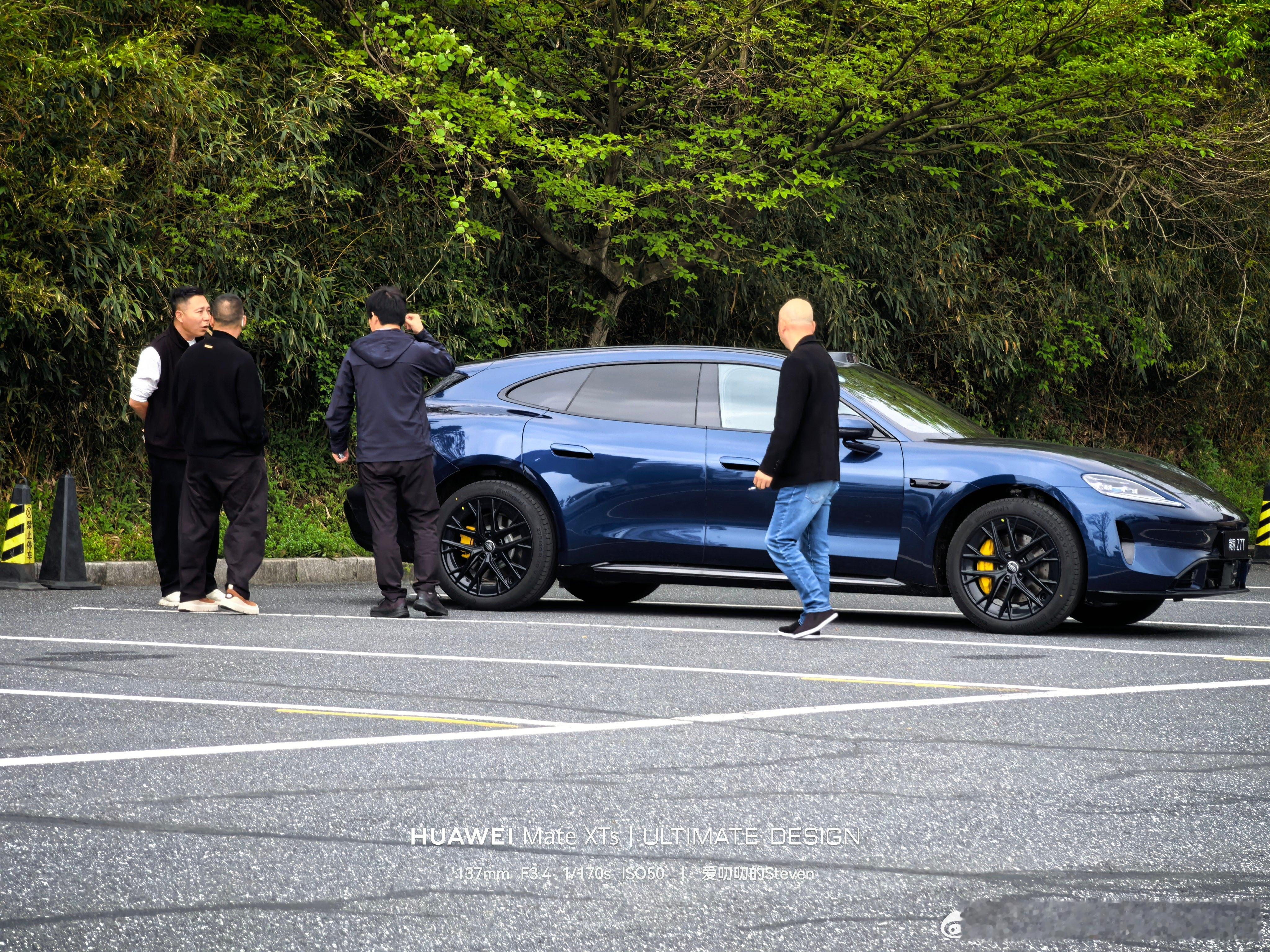 我们车停在江南天池休息区，几个大哥就围过去了，杜维埃蓝不光是年轻人喜欢。大哥们也