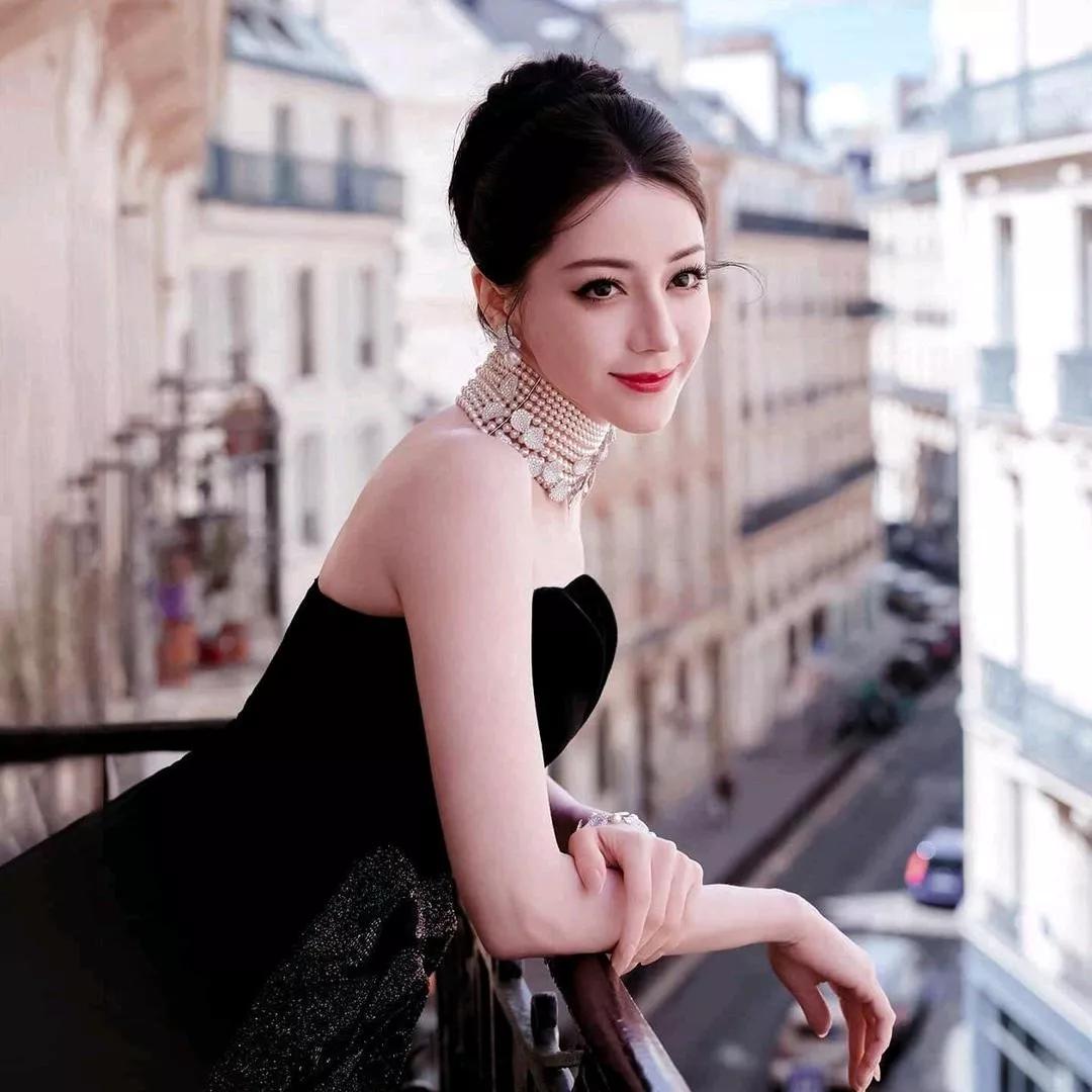 法式优雅，黑裙配珠饰，巴黎街头的浪漫时光。