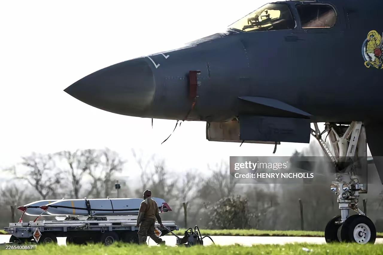 波音展示JDAM LR使用效果，或成攻势布雷利器

        美国海军新闻