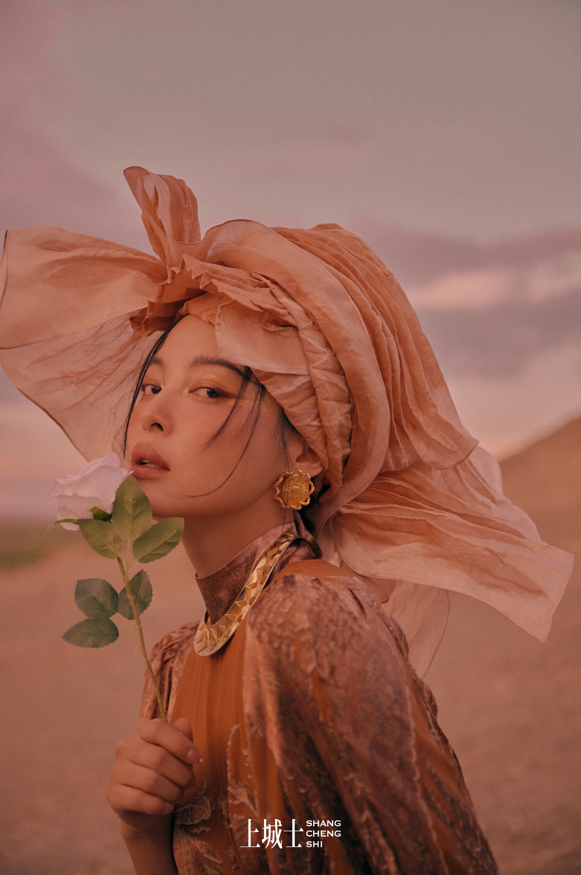看辛芷蕾演绎敦煌神女，不得不折服于她的时尚表达。她借由眼神与姿态，将千年的敦煌故
