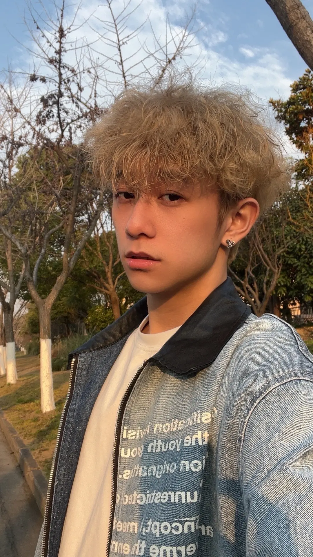他染着头发戴着耳钉 想看起来很特别