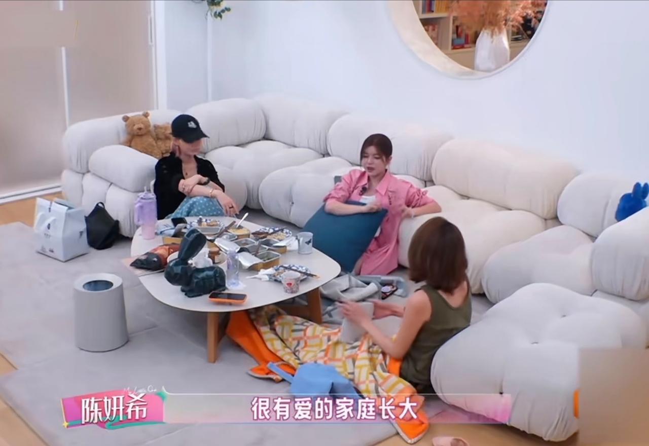 陈妍希：“因为我从小就在一个很有爱的家庭长大，我觉得父母还是需要给孩子很多爱的，
