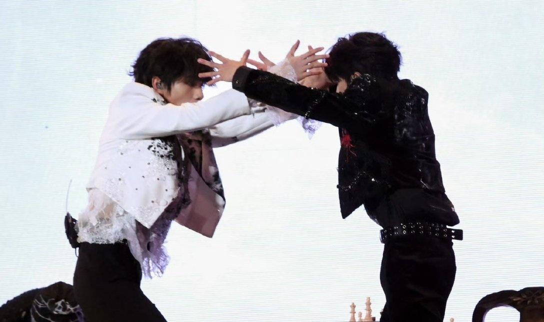 终于等到橹穆双人舞台《来自天堂的魔鬼》[抓狂][抓狂][抓狂] 黑白双生造型封神