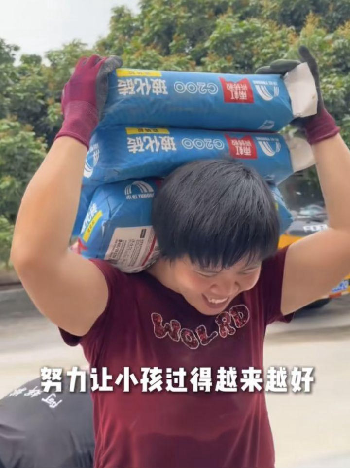 扛楼妈妈扛起孩子的大学梦扛楼谋生的母亲没读过多少书，一心盼孩子考好，却不懂志愿填